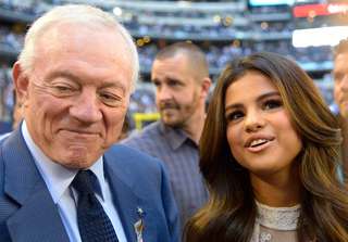 Illustration for article titled Eight Photos Of Jerry Jones